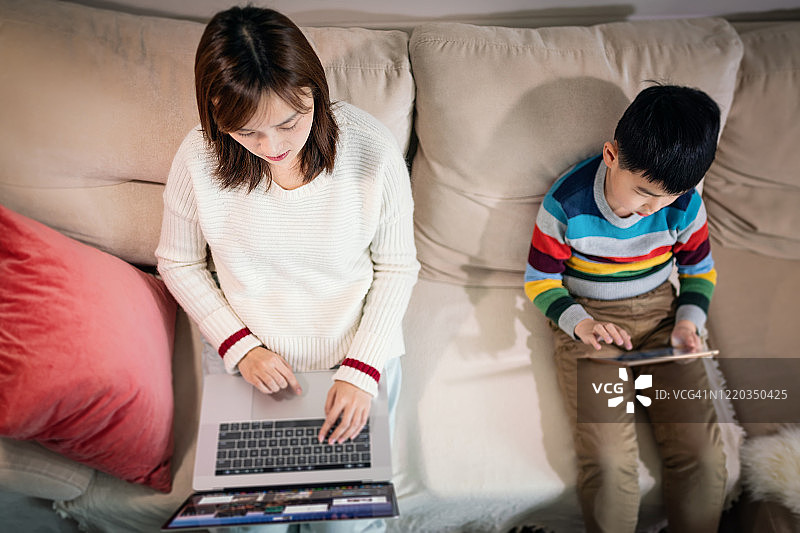 在家工作，忙碌的母亲和儿子图片素材