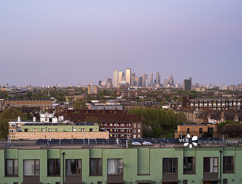伦敦郊区与城市天际线（黄昏）图片素材