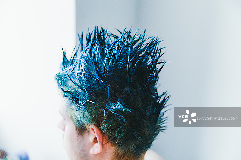 决定给生活增加色彩，宅家期间染亮蓝色头发图片素材