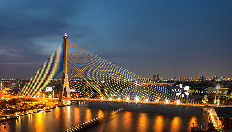 泰国曼谷湄南河上的拉玛八世桥夜景图片素材