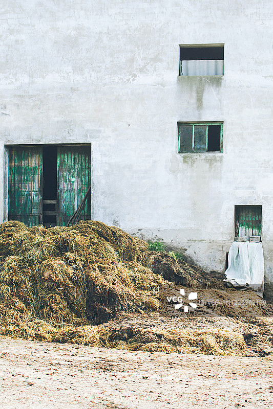 马厩前的粪肥和稻草图片素材