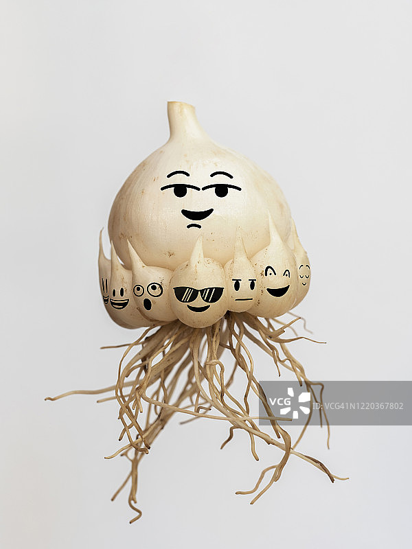 白色灯泡，小灯泡周围是卡通笑脸图片素材