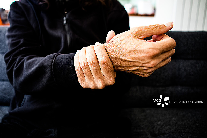 男人手腕疼痛图片素材