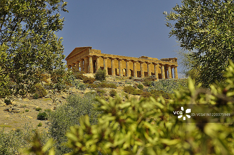 欧洲意大利西西里阿格里真托神庙谷，高速公路视角下的协和神庙图片素材
