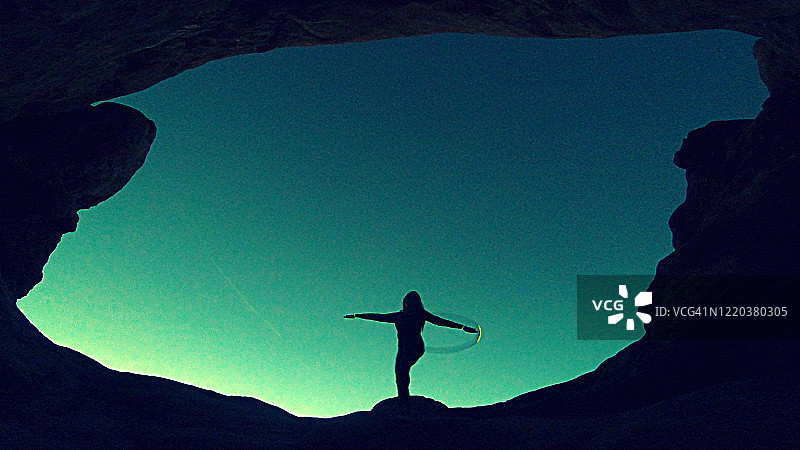 在拱门公园跳舞的女人剪影图片素材