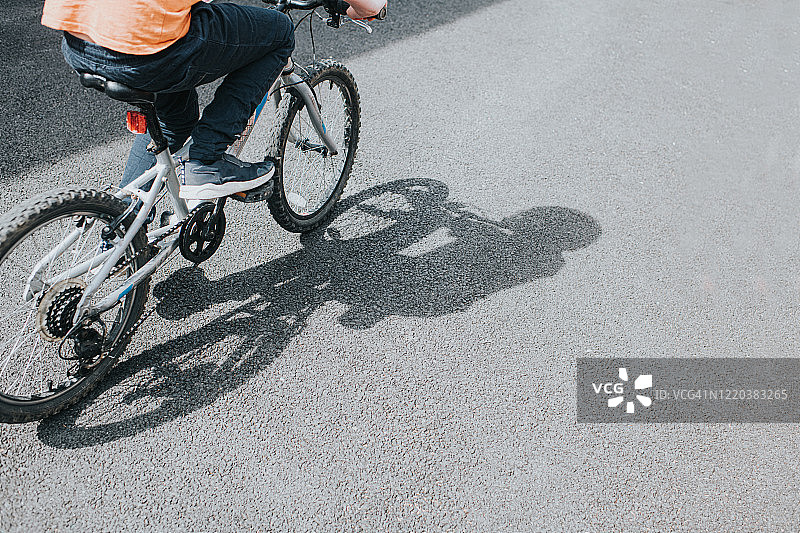 骑行者的影子图片素材