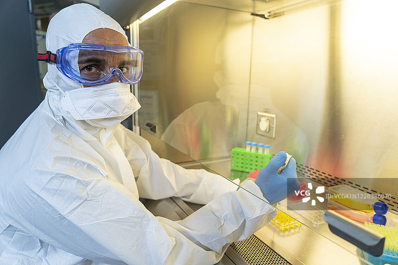 2019新型冠状病毒（2019-nCoV）主题。疲惫的生病医生正在寻找冠状病毒的治疗方法图片素材