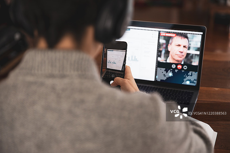 在线教育：女士正在收听在线网络研讨会图片素材