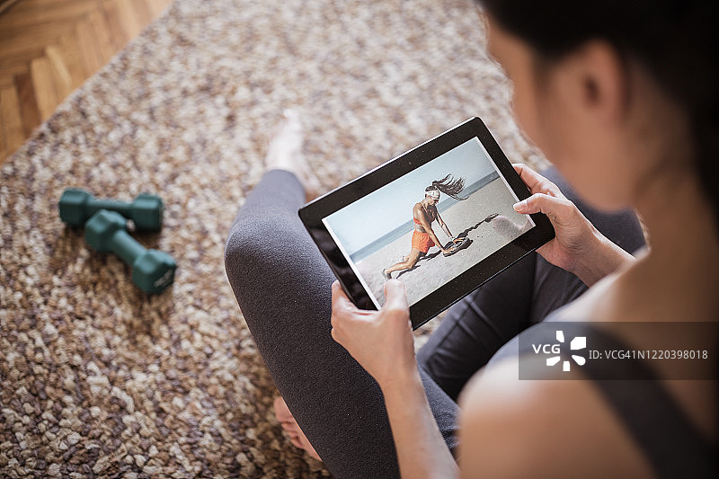 隔离期间的居家锻炼图片素材