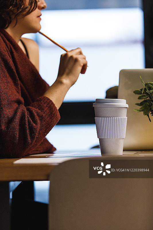 深思熟虑，切勿在工作中仓促决策图片素材