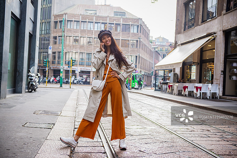 探索城市的亚洲年轻游客图片素材