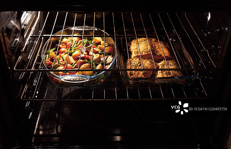 俯视角度拍摄的烤箱烤三文鱼和蔬菜图片素材