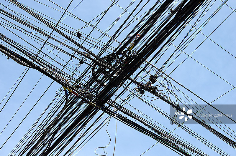 城市街道中纵横交错的电缆和光缆图片素材