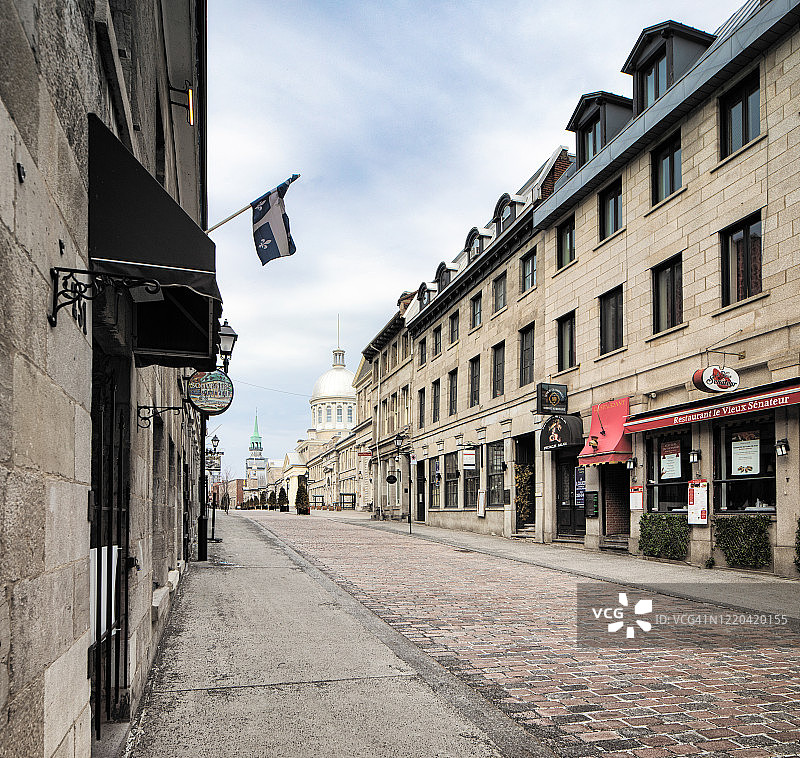 阴天春季空旷的蒙特利尔老街景图片素材