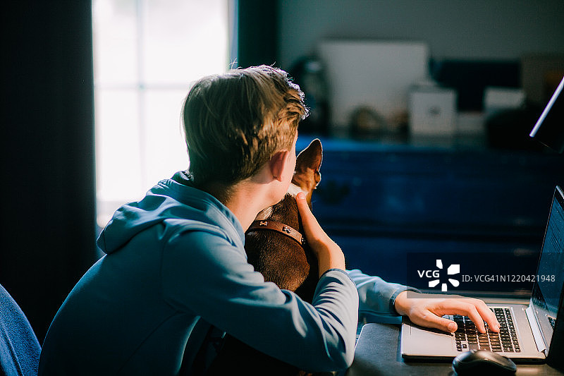 青少年男孩在家做功课图片素材