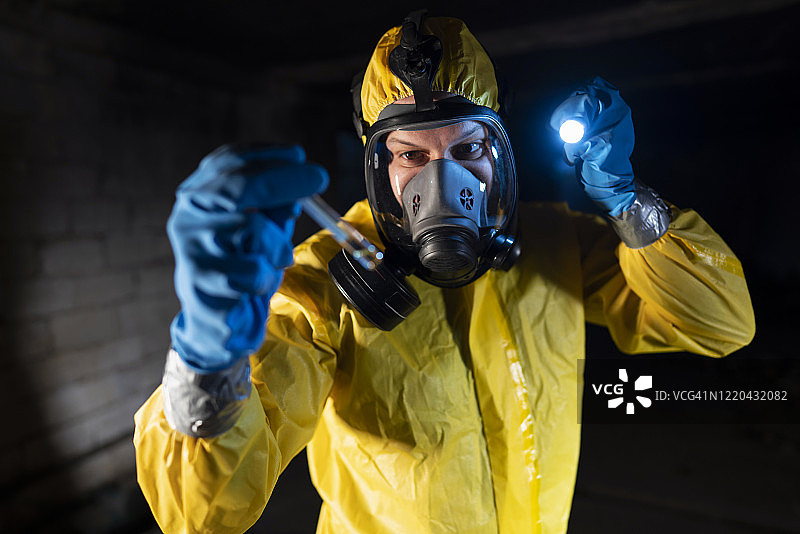 他隔离了危险病毒图片素材