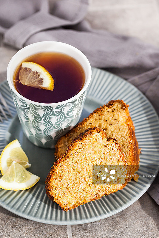 柠檬蛋糕片和一杯热红茶图片素材