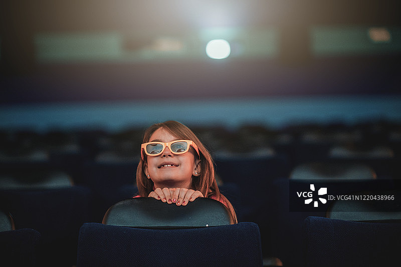 在电影院的小女孩图片素材