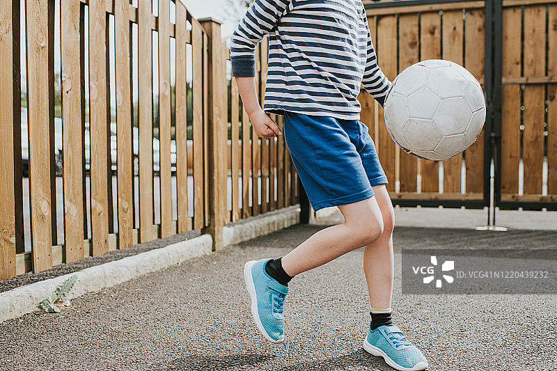 儿童踢足球图片素材
