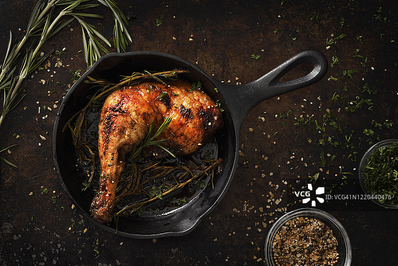 平底锅中的鸡腿图片素材