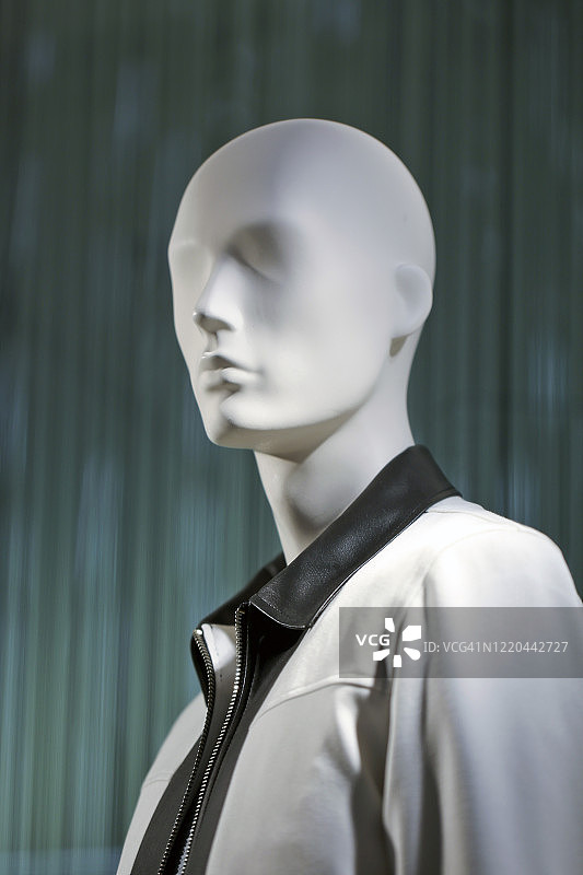 畸形的男性人体模型图片素材