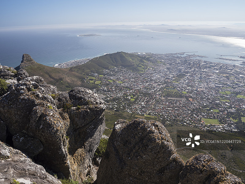 从桌山顶上俯瞰开普敦和罗本岛图片素材