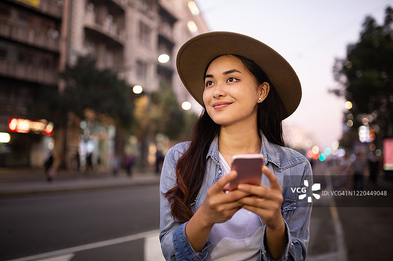年轻女子探索城市图片素材