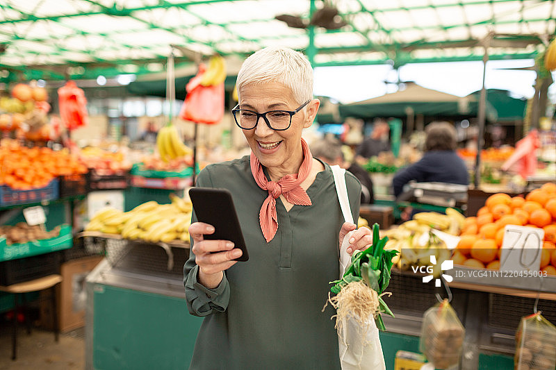 年长女性在农贸市场购物图片素材