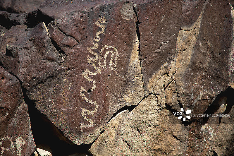 沙漠岩石上蛇形岩画的特写图片素材