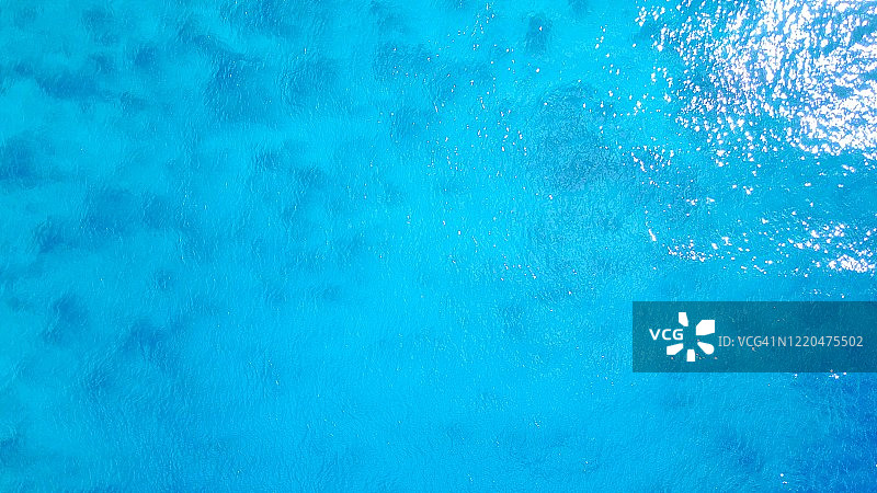 阳光反射下的蓝色海洋表面俯视图图片素材