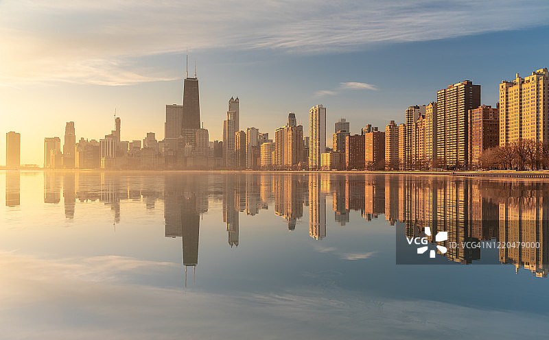 夜幕下的芝加哥天际线和蓝天白云，美国图片素材