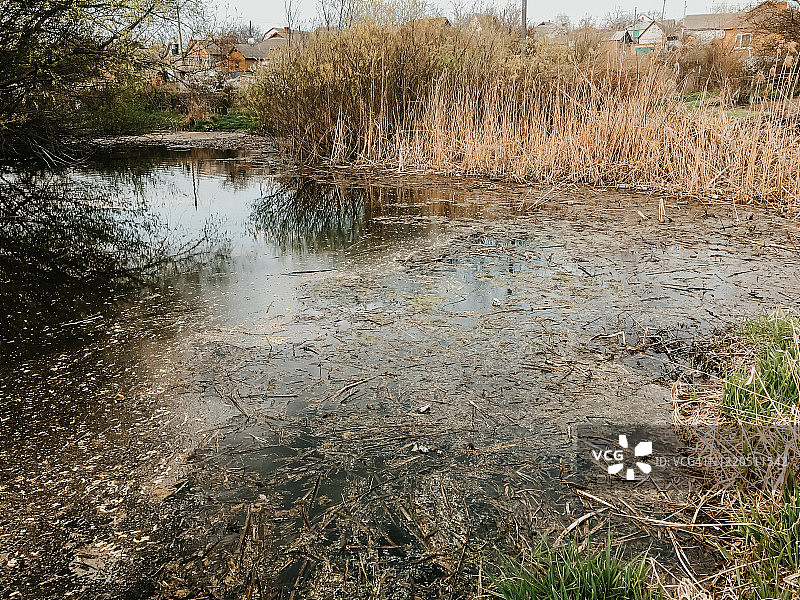 河岸和水中的大量垃圾图片素材