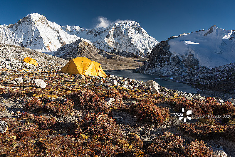 尼泊尔珠穆朗玛峰地区喜马拉雅山脉环绕的安普拉普查大本营的黄色帐篷图片素材