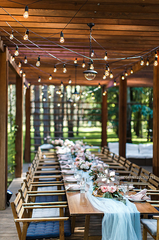 森林餐厅露台上的乡村婚礼餐桌图片素材