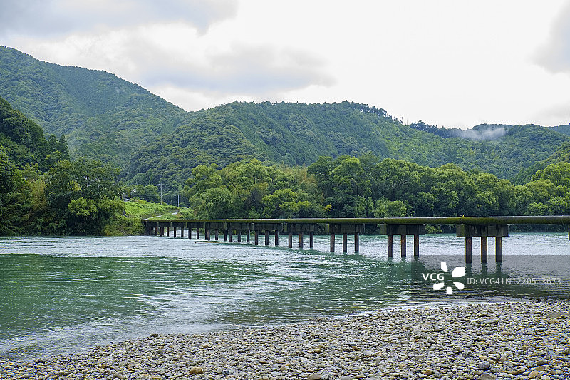 四万十川上的胜间桥图片素材