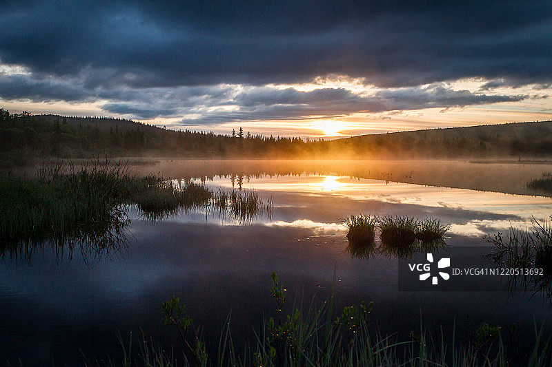 俄罗斯北部景观：科拉半岛，北极地区，摩尔曼斯克地区的日出时沼泽图片素材