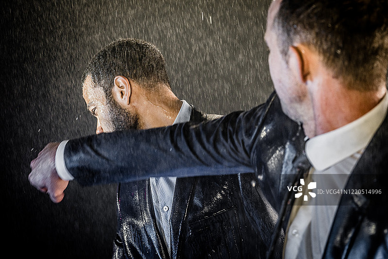 商人殴打同事图片素材