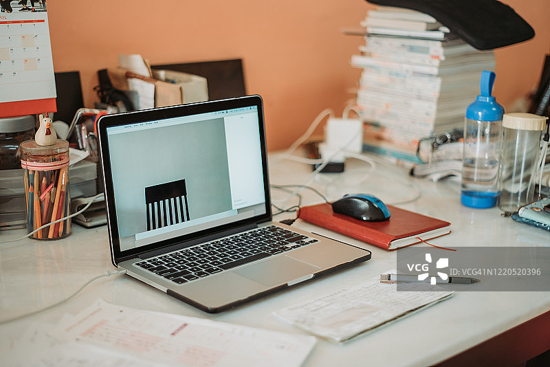 使用笔记本电脑进行现代教学图片素材