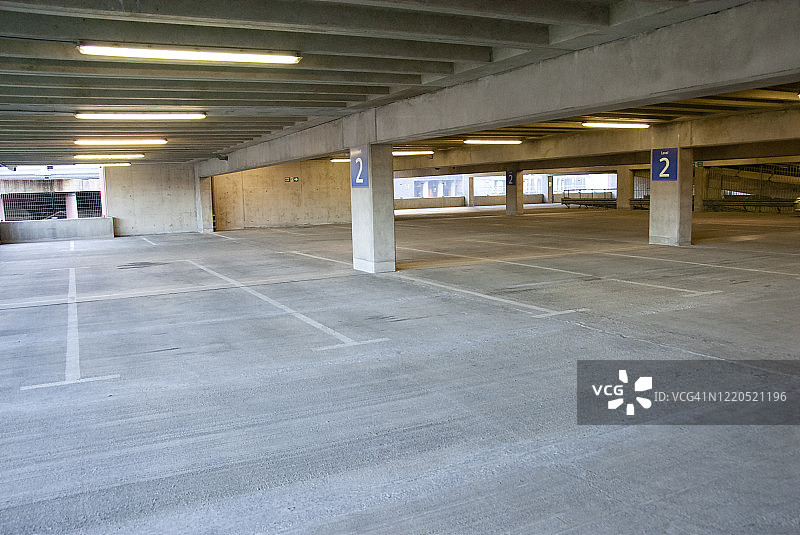 空旷的室内停车场图片素材
