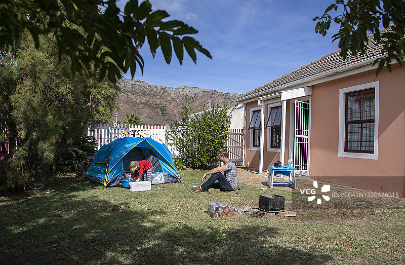 父子居家烧烤图片素材