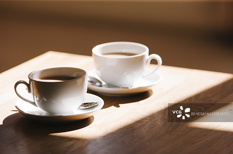 桌子上的两杯茶图片素材