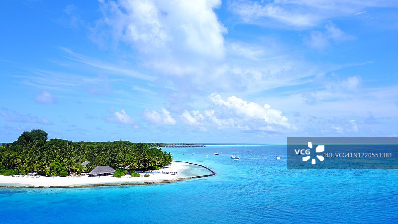 马尔代夫热带海滩岛屿天堂美景俯视图：夏季旅行度假概念图片素材