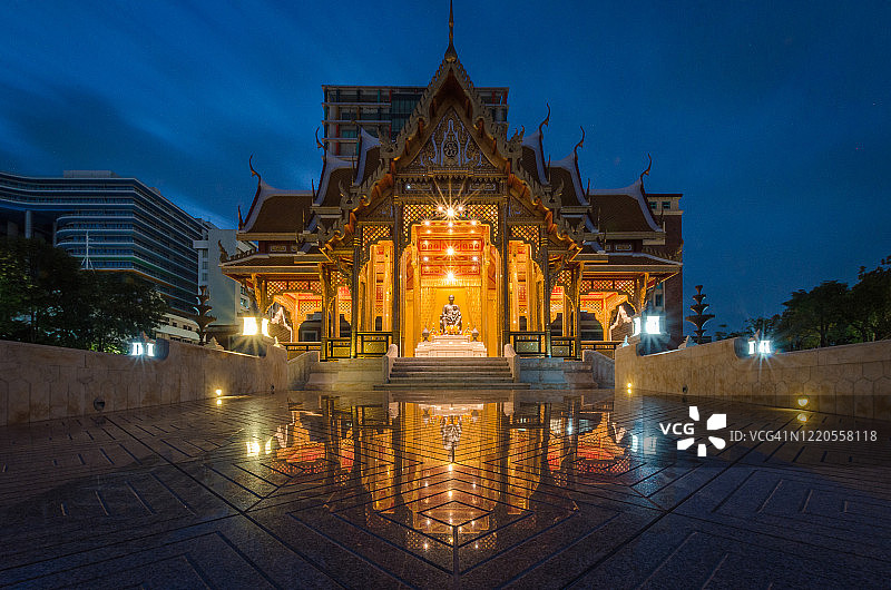 拉玛五世国王与西里拉吉医院的西里拉吉王子雕像馆图片素材