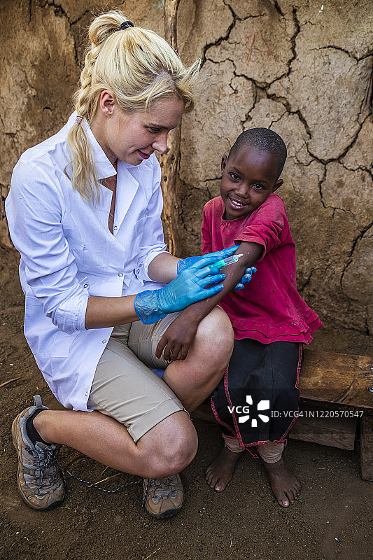 在肯尼亚小村庄，医生为非洲小女孩注射图片素材