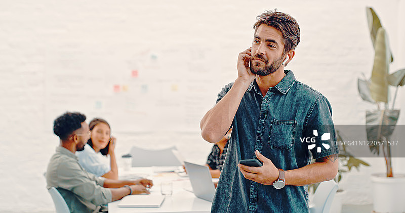 接听通往成功的电话图片素材