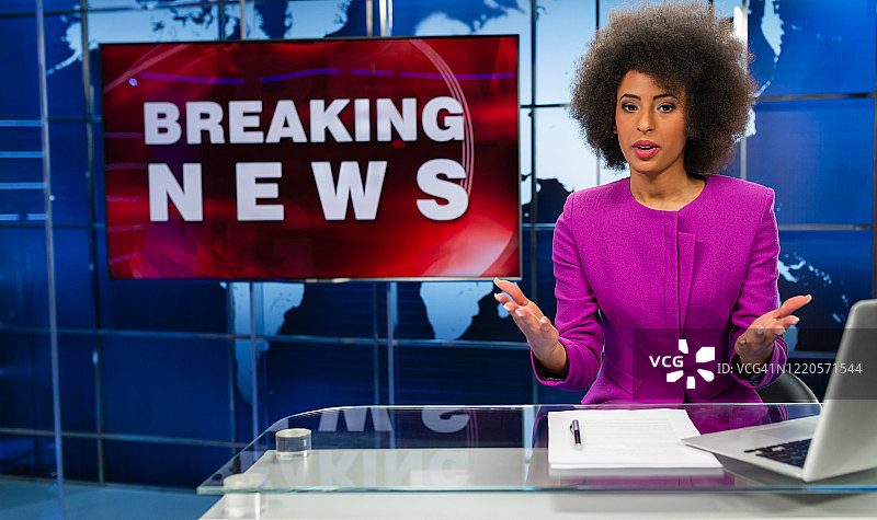 演播室里的女新闻播音员图片素材