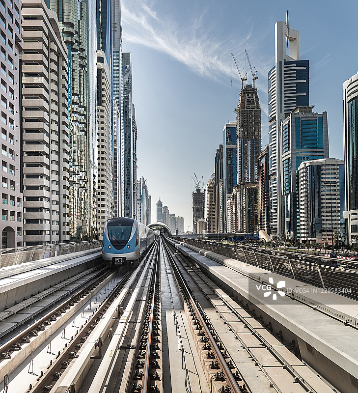 穿梭于城市中的迪拜地铁图片素材