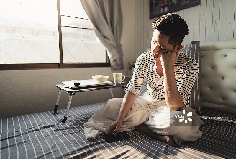 独自在家感到无聊的亚洲男人图片素材
