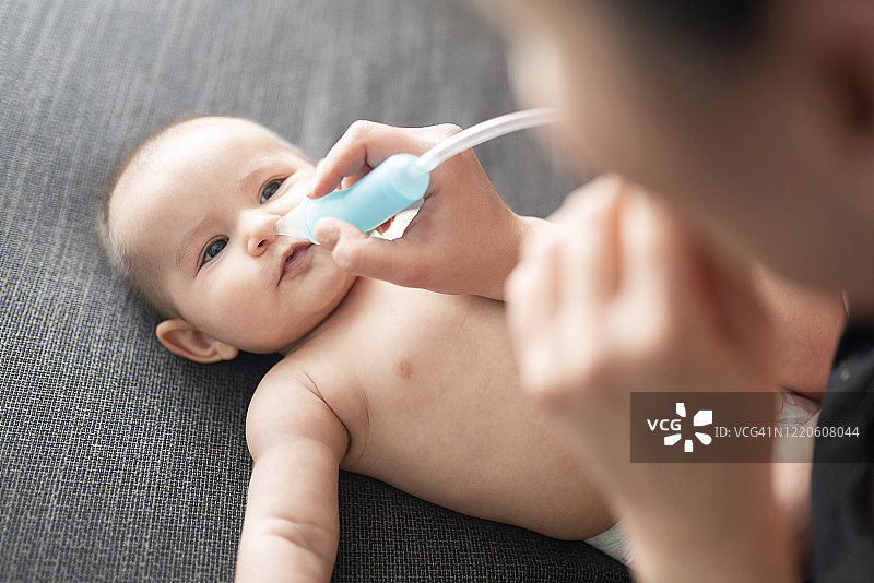 新生儿和滴鼻剂图片素材
