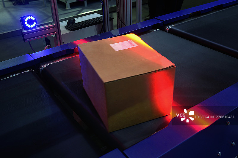 物流工厂传送带上的自动传感器扫描图片素材